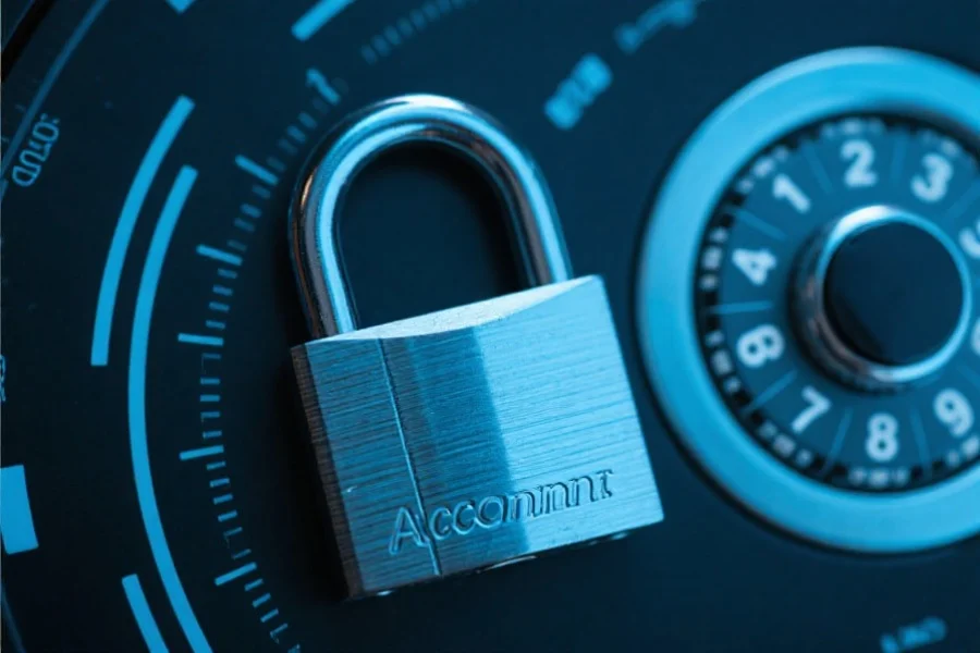 一把锁和数字密码盘的特写镜头，象征数字安全与账户保护